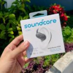 نمای نزدیک از جعبه واقعی هدفون بی سیم انکر Anker SoundCore V20i در دست کاربر