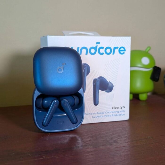 نمای نزدیک از کیس و سری های گوشی و جعبه هندزفری انکر Anker SoundCore Liberty 5